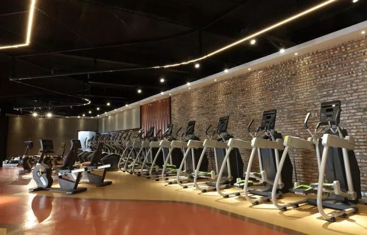 再多D&G都不如一台跑步机 健身器材